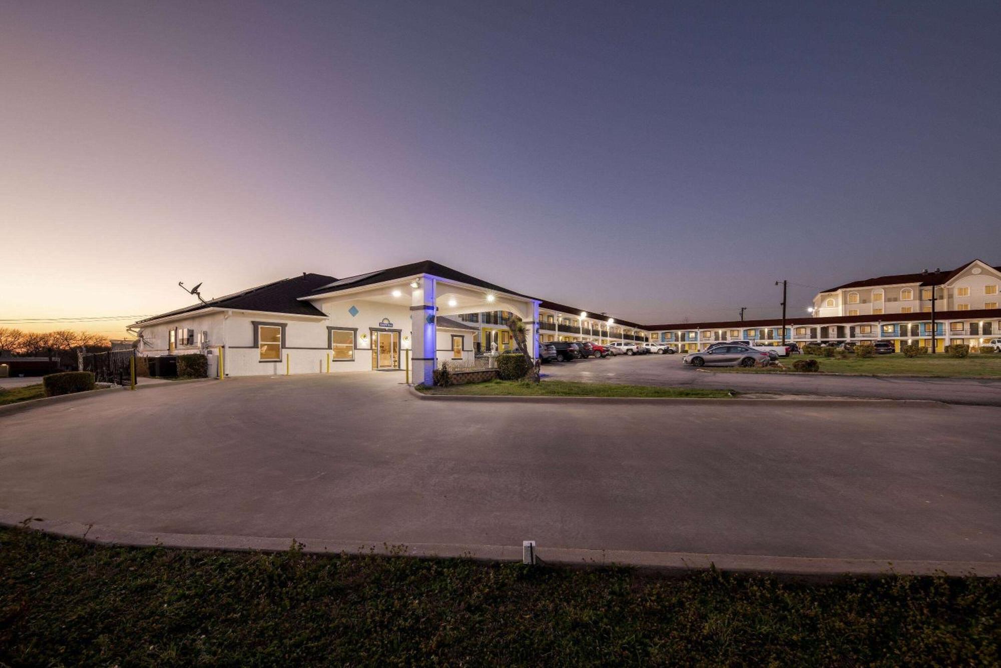 Days Inn By Wyndham Gainesville Extérieur photo